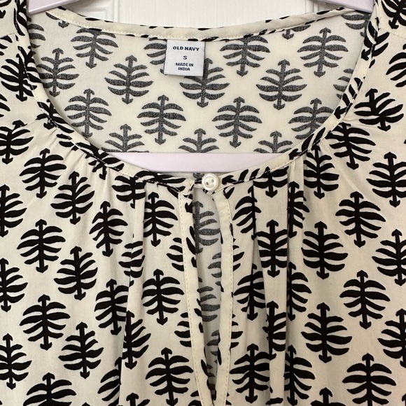 Old Navy Black and Cream Long Sleeved Dress - Picture 2 of 3